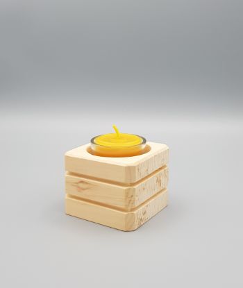 Bild von Zirbenholzwürfel mit 2 Ziernuten inkl. Teelicht aus Bienenwachs