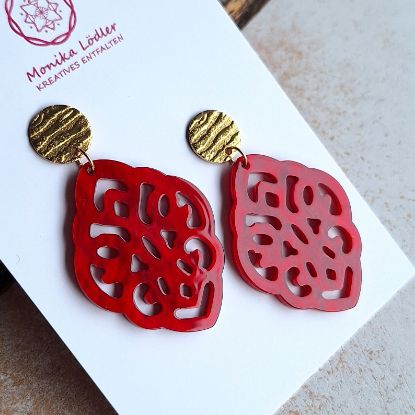 Bild von Ornament-Ohrringe aus Resin - cherry red - Stecker goldfarbig