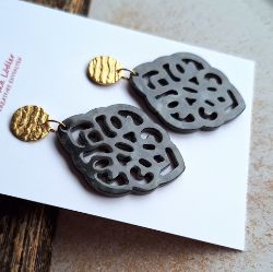 Picture of  Ornament-Ohrstecker - Rhombusform aus Resin black - Stecker goldfarbig