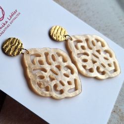 Picture of Ornament-Ohrringe aus Resin - light semolina beige - Stecker rund goldfarbig