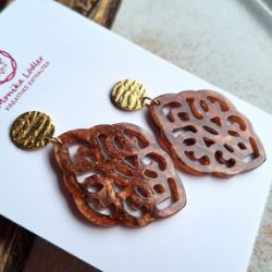 Picture of Ornament-Ohrringe aus Resin - taupe - Stecker rund goldfarbig