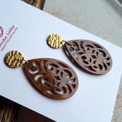 Bild von Ornament-Ohrstecker - Tropfenform - aus Resin - toffie brown - Stecker rund goldfarbig