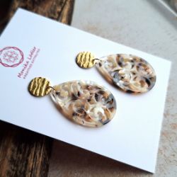 Picture of Ornament-Ohrstecker - Tropfenform aus Resin - beige brown - Stecker rund goldfarbig